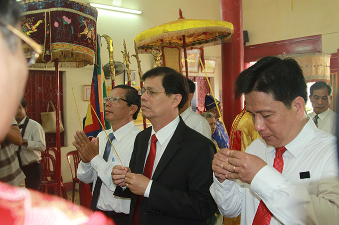Nguyen Tan Tuan (middle) offering incense in tribute to the Kings