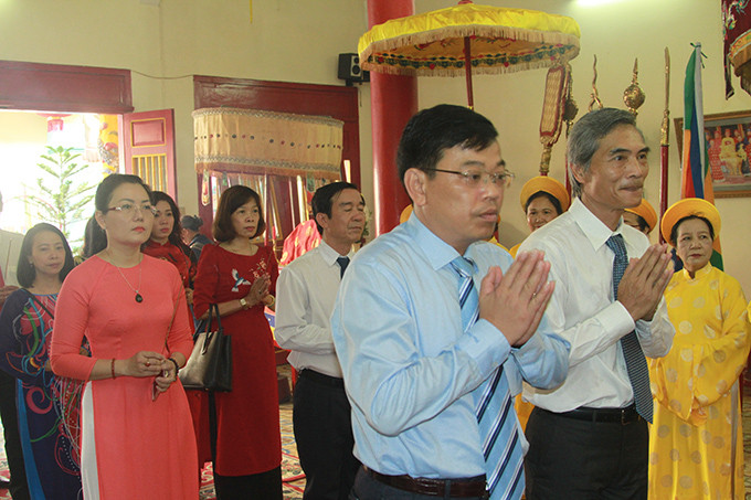 Leaders of Nha Trang offering incense to Hung Kings’ altar