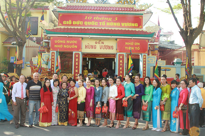Delegations attending the commemoration posing for souvenir photo in front of Hung King Temple.