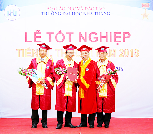 Hiệu trưởng Trường Đại học Nha Trang trao bằng tốt nghiệp cho tân tiến sĩ.