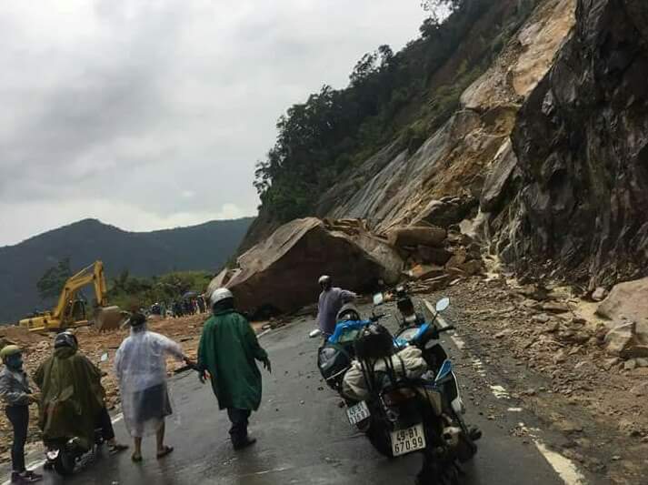 Nổ mìn phá đá, thông tuyến Nha Trang - Đà Lạt