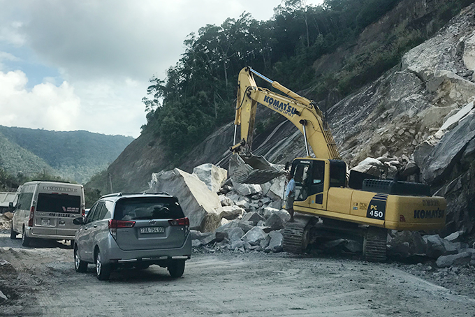 Sửa chữa đoạn sạt lở trên đèo Khánh Lê