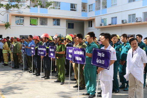 Hơn 100 người diễn tập chữa cháy, cứu nạn tại chung cư ở Nha Trang