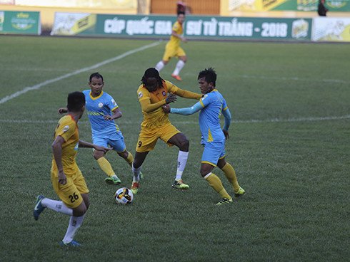 Các cầu thủ Sanna Khánh Hòa-Biển Việt Nam trong trận đấu với Hải Phòng giải Cúp Quốc gia.