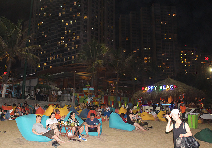 Happy Beach, a new attraction in Nha Trang, full of customers on April 30