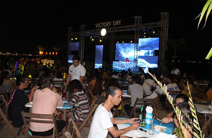 Sailing Club attracts a lot of customers with Victory Day event held on the beach on April 30 