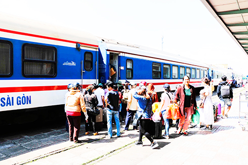 Khách đi tàu tại ga Nha Trang.