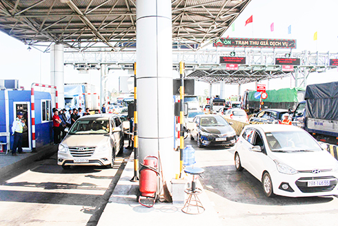 Ngày đầu giảm phí, BOT Ninh Lộc liên tục xả trạm