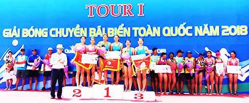 Hai cặp vận động viên nữ bóng chuyền bãi biển Sanna - Sanest Khánh Hòa trên bục vinh quang.