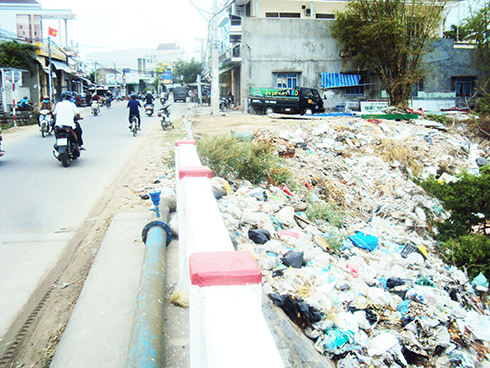 Rác tập kết dưới chân cầu