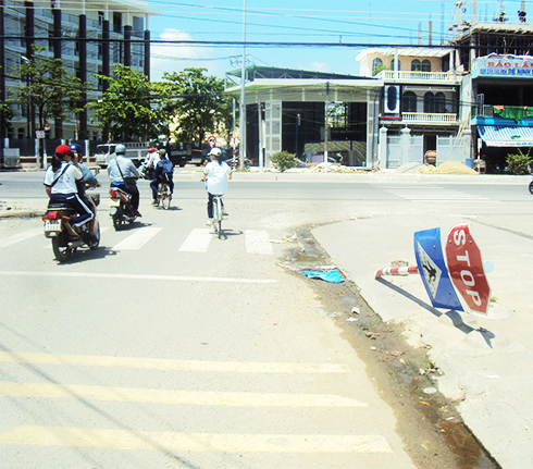 Cần lắp đặt lại biển báo giao thông