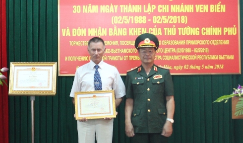 Ông Nhikolai Leonhidovich (bên trái) nhận Bằng khen của Bộ trưởng Bộ Quốc phòng.