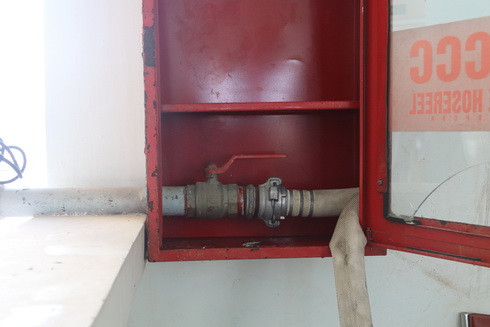Hệ thống chữa cháy vách tường lắp đặt sai quy định khiến vòi bị gập lại