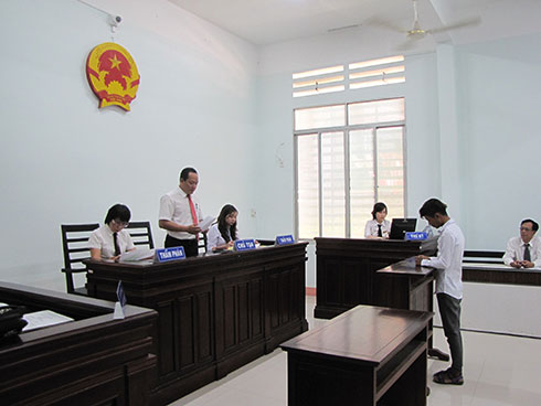 Ngồi chờ chủ nhà ra ngoài để trộm tiền, vàng