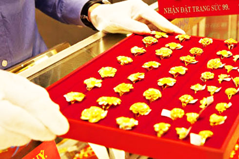 Giá vàng miếng giảm tiếp, tỷ giá trung tâm tăng thêm