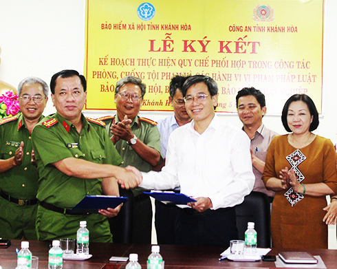 Lãnh đạo hai đơn vị thực hiện ký kết kế hoạch  thực hiện quy chế phối hợp.