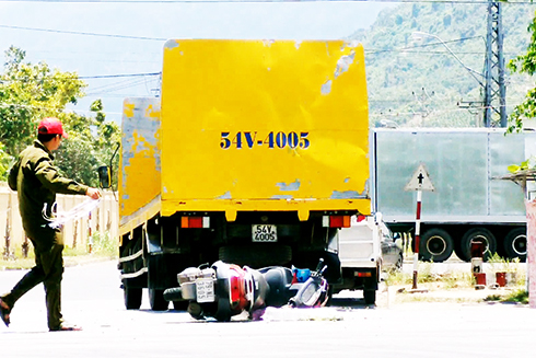 Xe tải tông xe máy, 2 người bị thương