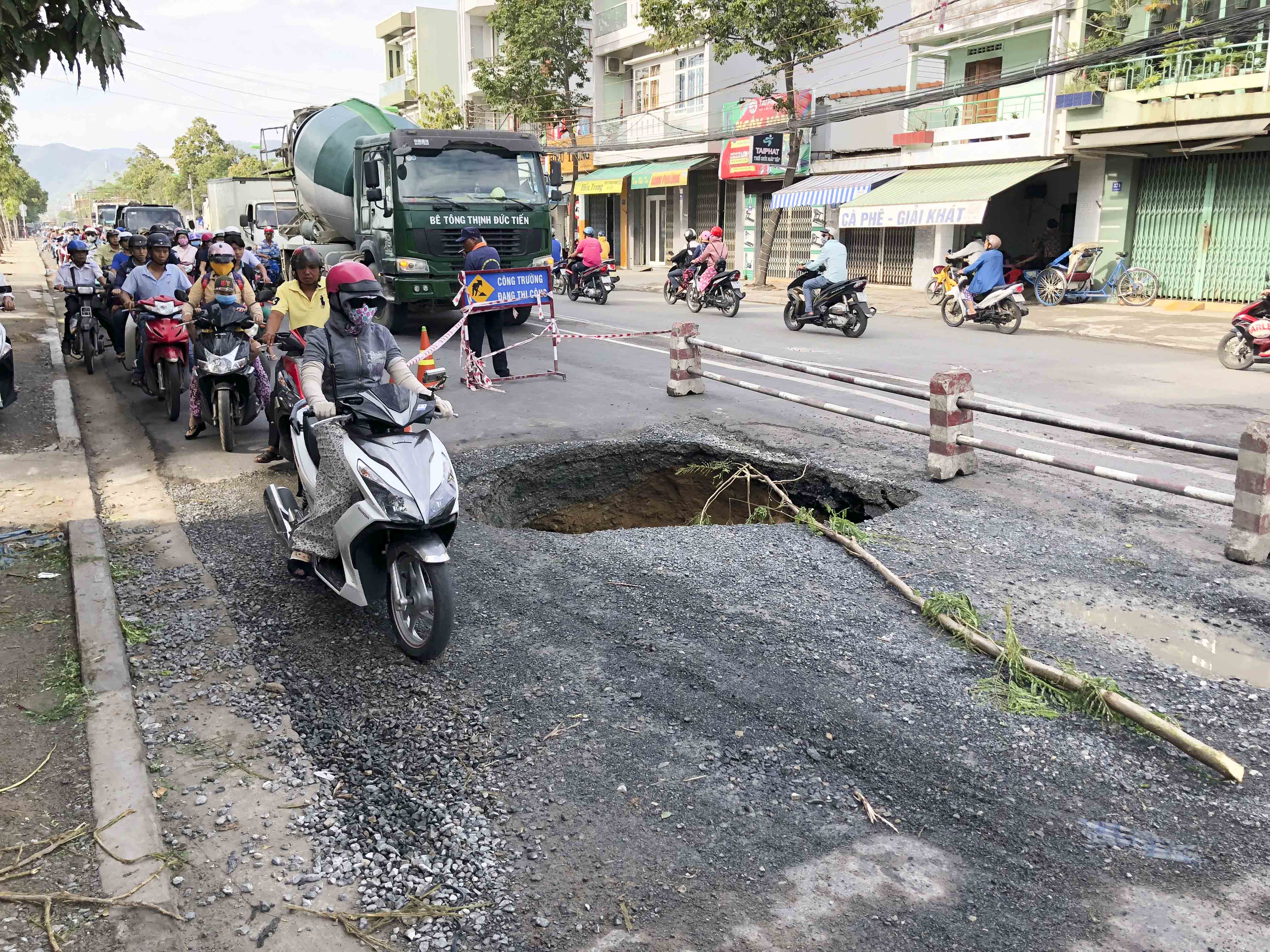 "Hố tử thần " xuất hiện trên đường Lê Hồng Phong