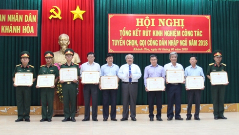 Ông Đào Công Thiên trao Bằng khen cho các tập thể.