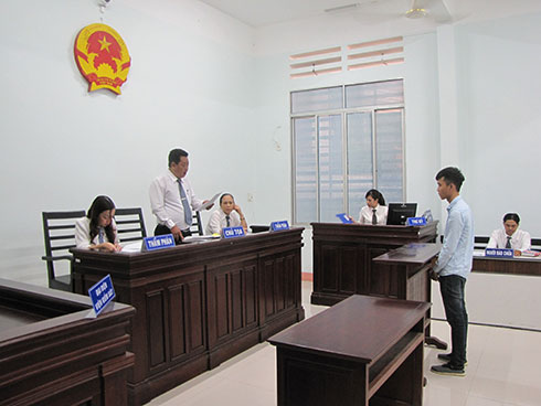 Lãnh án vì giúp bạn trả thù người ném đá