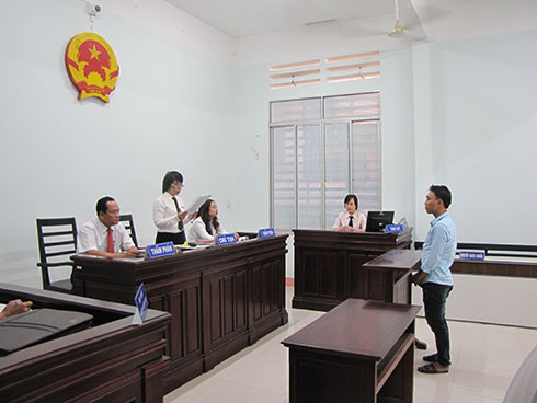 Làm rơi đồ trộm cắp trong lúc chạy trốn cảnh sát 113