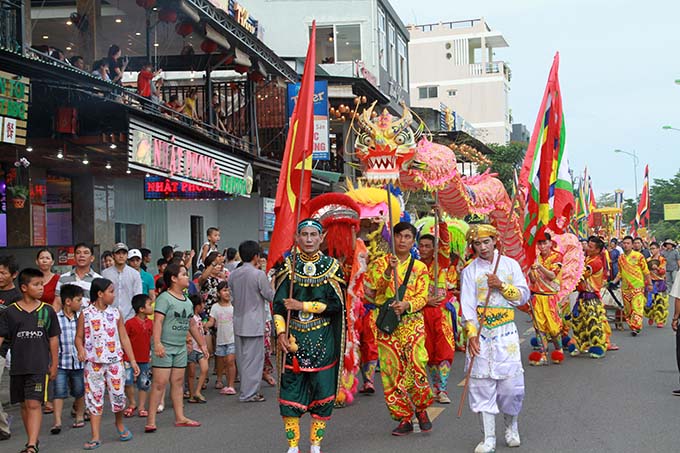 Nghi thức rước kiệu và thả hoa đăng trong Lễ hội Tháp Bà Ponagar