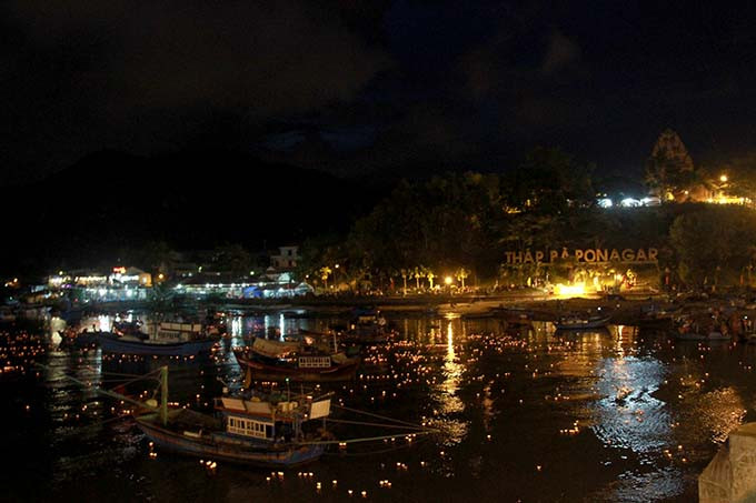 Thousands of flower lanterns are floated on Cai River