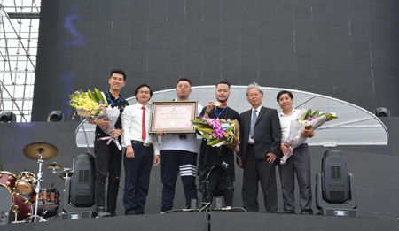 'Sân khấu sự kiện âm nhạc ngoài trời' lập kỷ lục Việt Nam