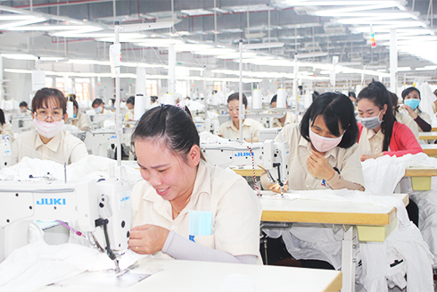 ông nhân Xí nghiệp may Khatoco Ninh Ích luôn an tâm làm việc trong môi trường lao động an toàn.