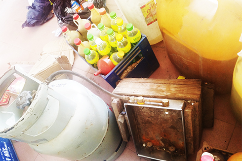 Tang vật các hộ kinh doanh không phép ở Khánh Sơn bị thu giữ.