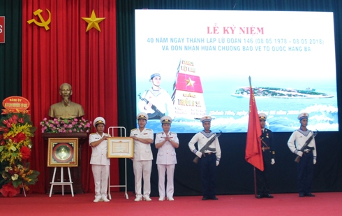 Lữ đoàn 146 Hải quân đón nhận Huân chương Bảo vệ Tổ quốc hạng Ba.