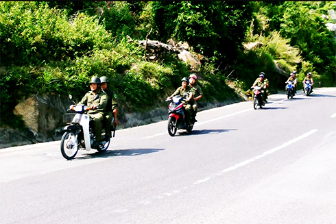 Công an xã Đại Lãnh và Công an xã Hòa Xuân Nam phối hợp tuần tra trên đèo Cả.