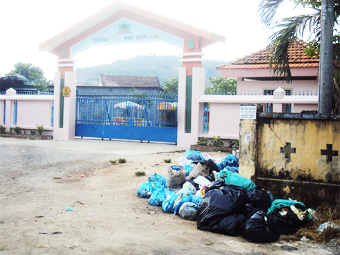 Rác tập kết trước cổng trường