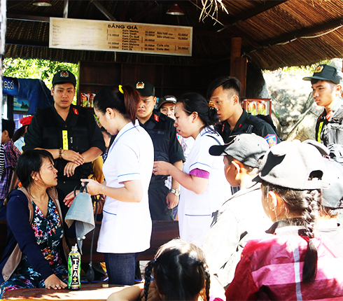 Lực lượng y tế, Cảnh sát cơ động hỗ trợ một trường hợp  khách hành hương bị say nắng.