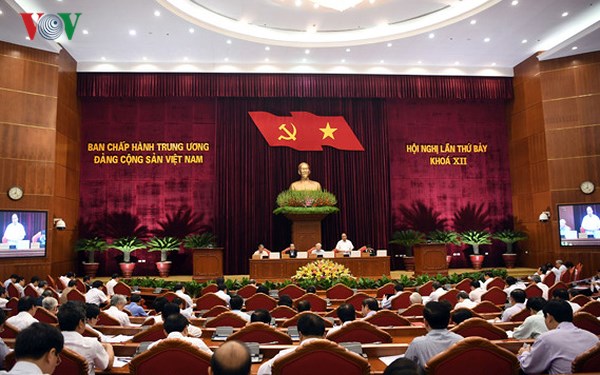 Các đại biểu thảo luận tại hội trường về công tác cán bộ