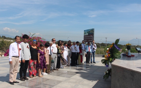 Đặt vòng hoa kỷ niệm 73 năm ngày chiến thắng chủ nghĩa phát xít