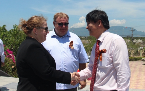 Ông Trần Sơn Hải và bà Maria Georgievna bắt tay nhau tại buổi lễ.