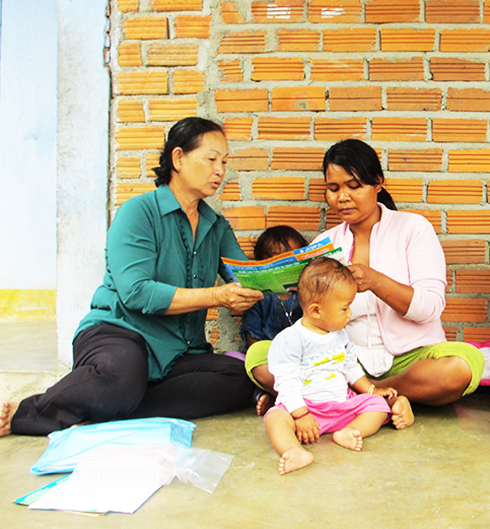 Bà Loan tuyên truyền kiến thức dân số  cho người dân trong thôn.