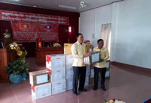 Ông Lê Văn Hạ - Giám đốc Sở Tư pháp Khánh Hòa trao tặng thiết bị văn phòng cho đại diện Sở Tư pháp tỉnh Champasak.