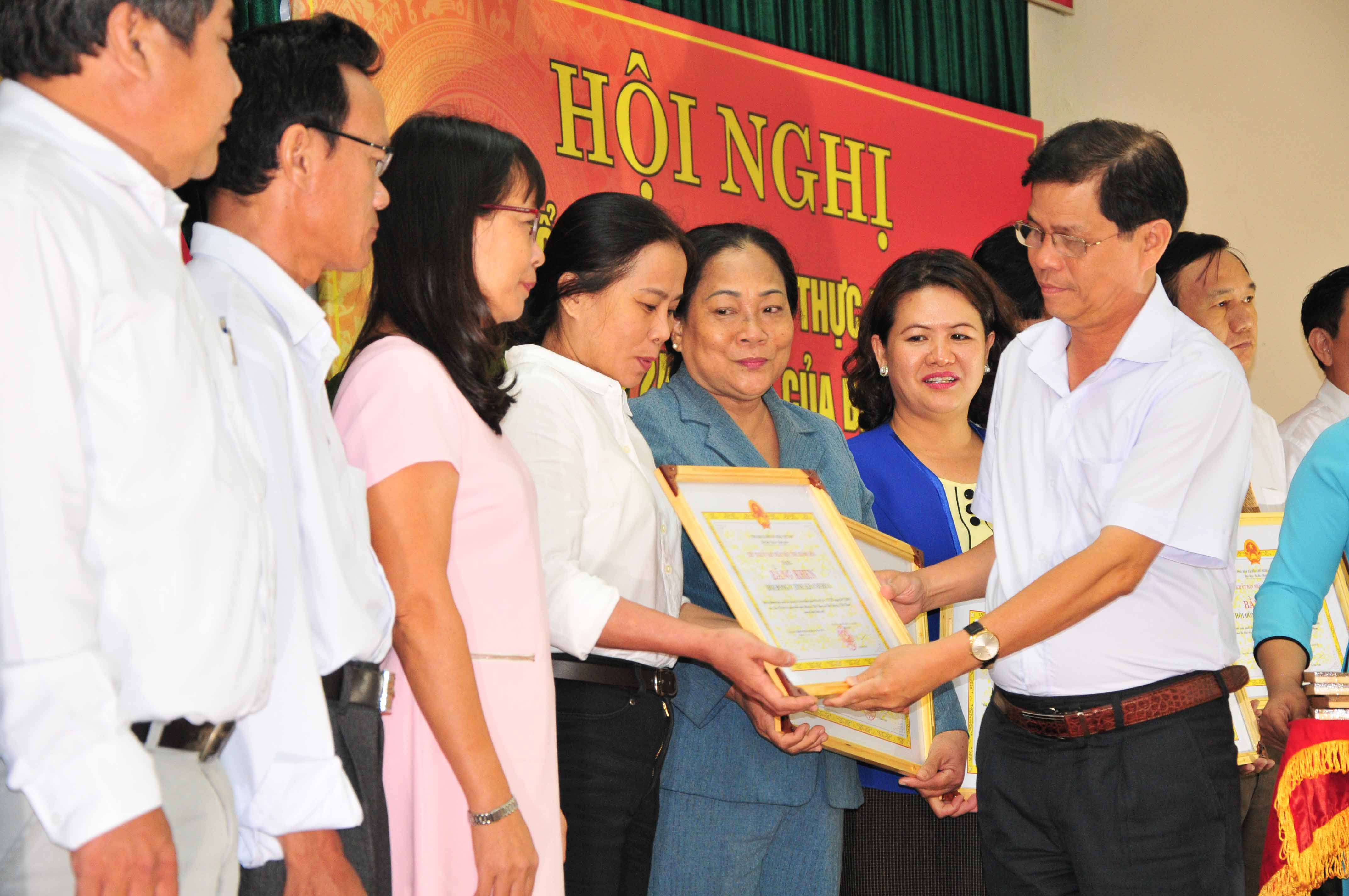 Đồng chí Nguyễn Tấn Tuân khen thưởng các tập thể xuất sắc