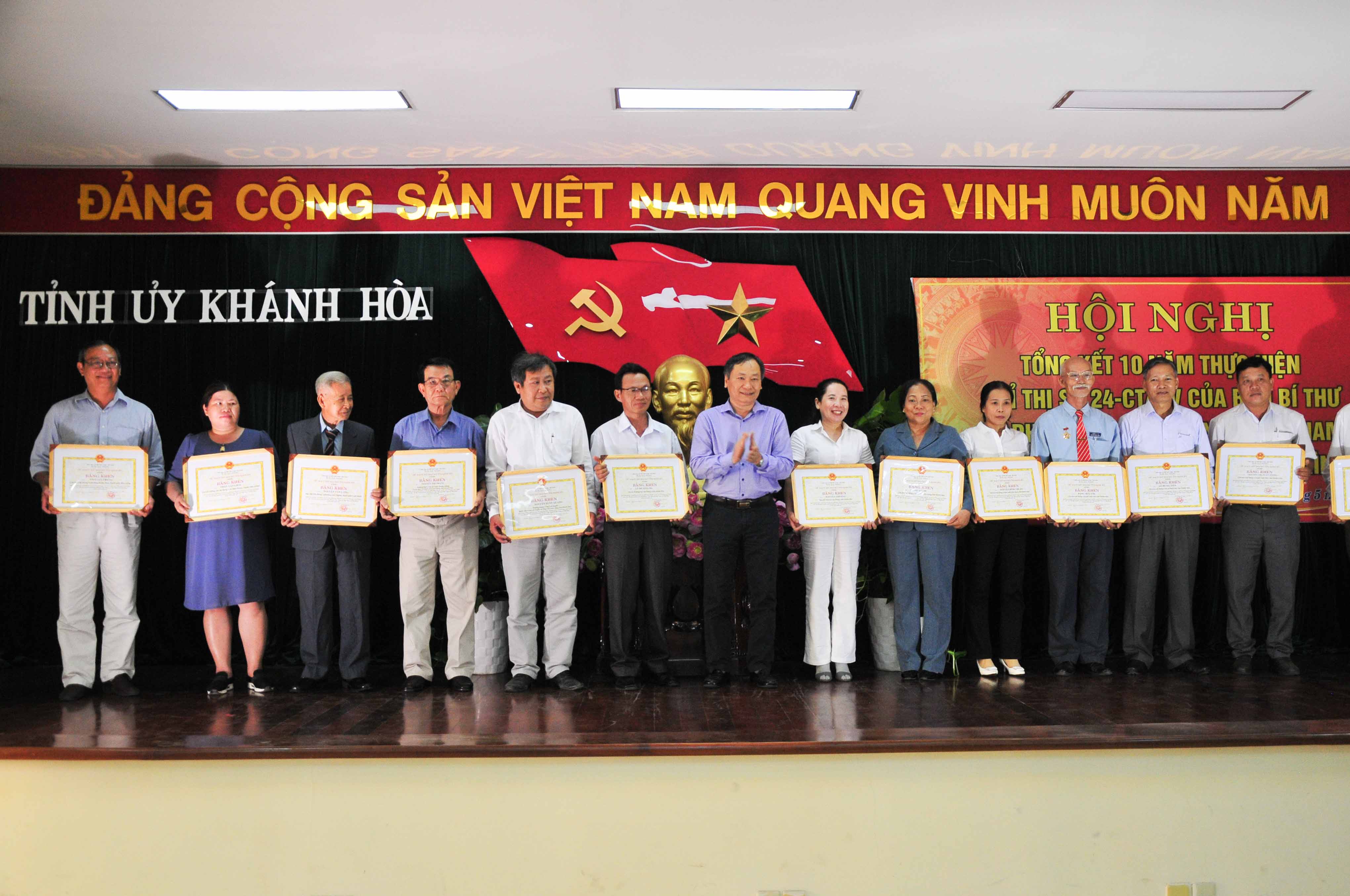 Đồng chí Nguyễn Đắc Tài khen thưởng các cá nhân xuất sắc 