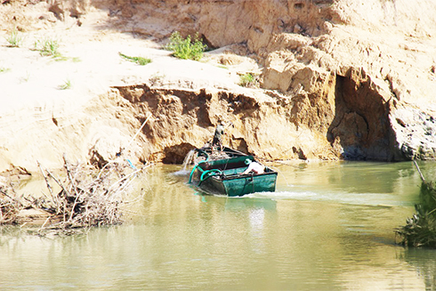 Khai thác cát trái phép trên Sông Cái: Bao giờ xử lý dứt điểm