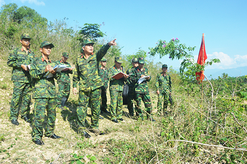Đoàn công tác kiểm tra địa hình khu vực diễn tập.