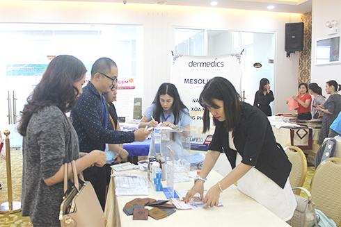 Các doanh nghiệp trưng bày và giới thiệu sản phẩm tại hội nghị do VCCI Khánh Hòa tổ chức.