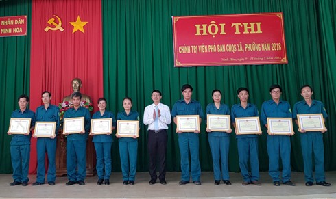 Lãnh đạo thị xã trao giấy khen cho các thí sinh đạt giải.