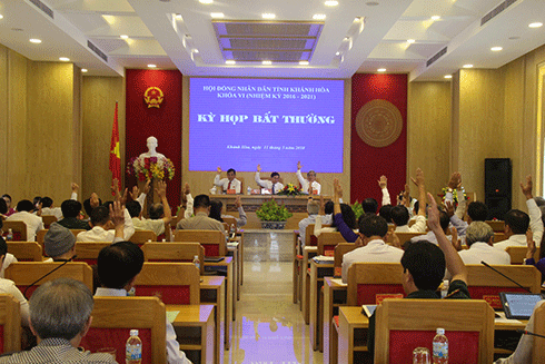 Các đại biểu biểu quyết thông qua Nghị quyết