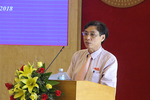 Ông Lê Đức Vinh trình bày tờ trình đề nghị bầu bổ sung Ủy viên UBND tỉnh
