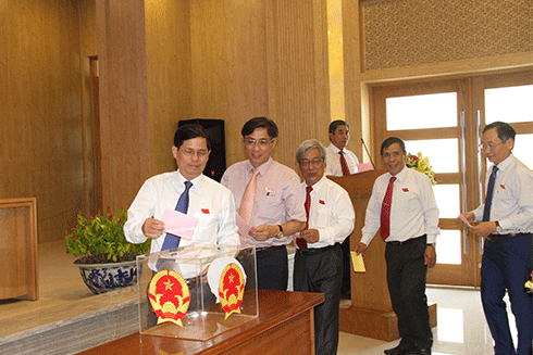 Các đại biểu bổ phiếu bầu bổ sung Ủy viên UBND tỉnh