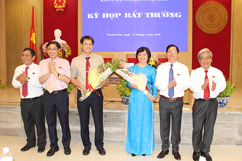 Các đồng chí lãnh đạo tỉnh tặng hoa chúc mừng ông Nguyễn Văn Dần và bà Lê Thu Hải vừa được bầu bổ sung chức danh Ủy viên UBND tỉnh