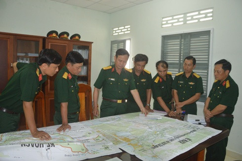 Đại tá Hứa Văn Tưởng (thứ ba từ trái sang) cùng đoàn công tác kiểm tra tại Bộ CHQS tỉnh Khánh Hòa.